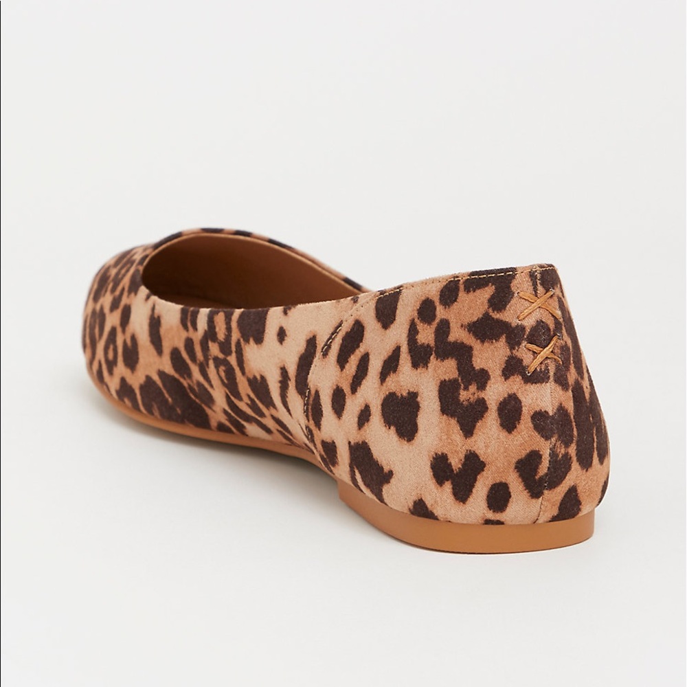 💕SOLD💕 Torrid LEOPARD PRINT ALMOND TOE FLAT (WIDE WIDTH) size 9 - Picture 2 of 3